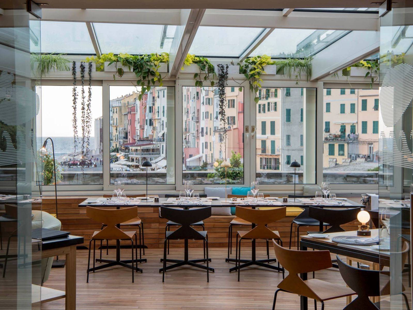 Grand Hotel Portovenere Palmaria 餐廳與窗外彩色房屋