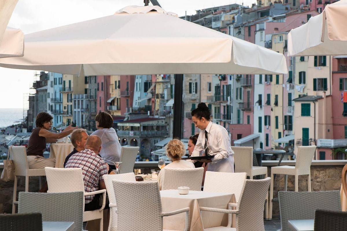 Grand Hotel Portovenere 面向彩色房屋的露台用餐區
