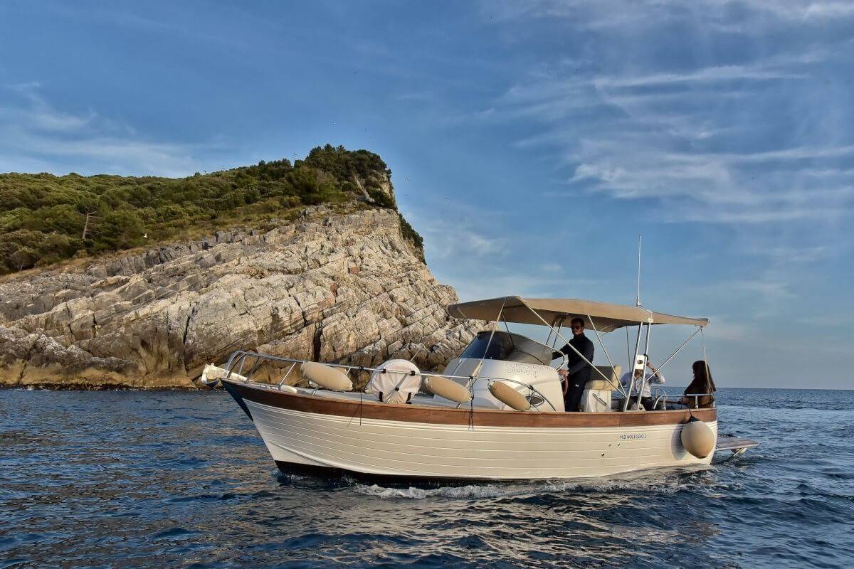 Grand Hotel Portovenere 安排的傳統木船出海遊覽