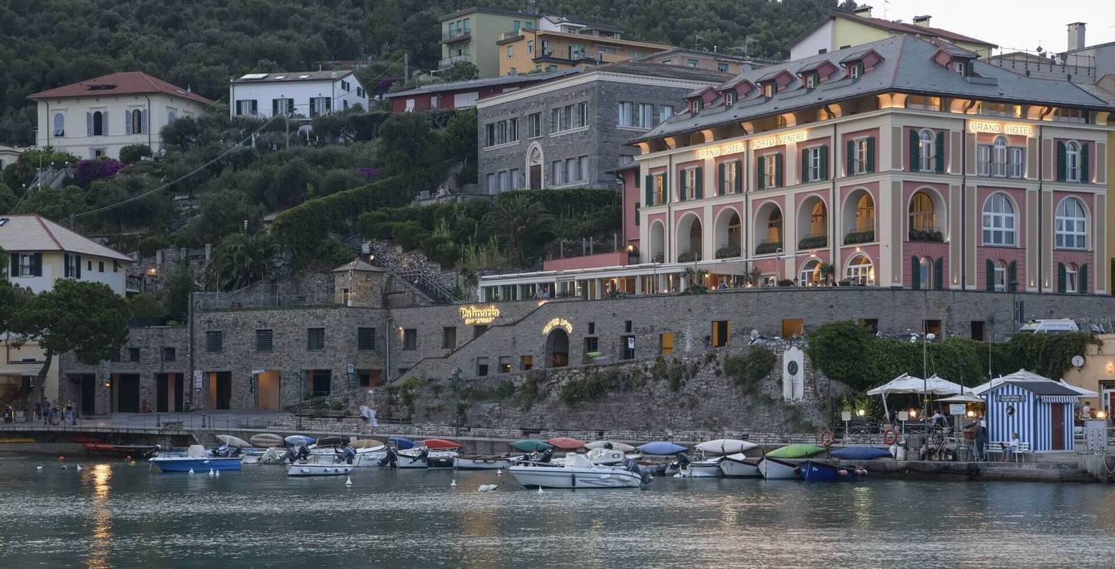 Grand Hotel Portovenere 傍晚港邊的粉色建築立面