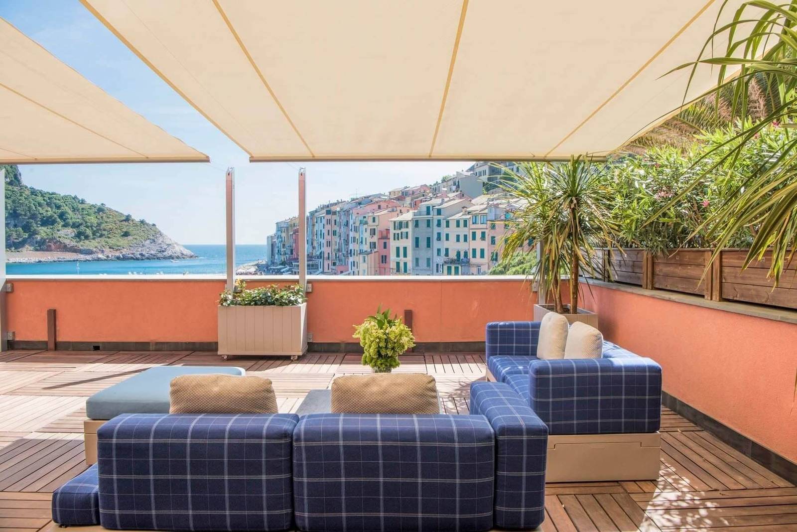 Grand Hotel Portovenere Suite del Castello 木地板露台與沙發