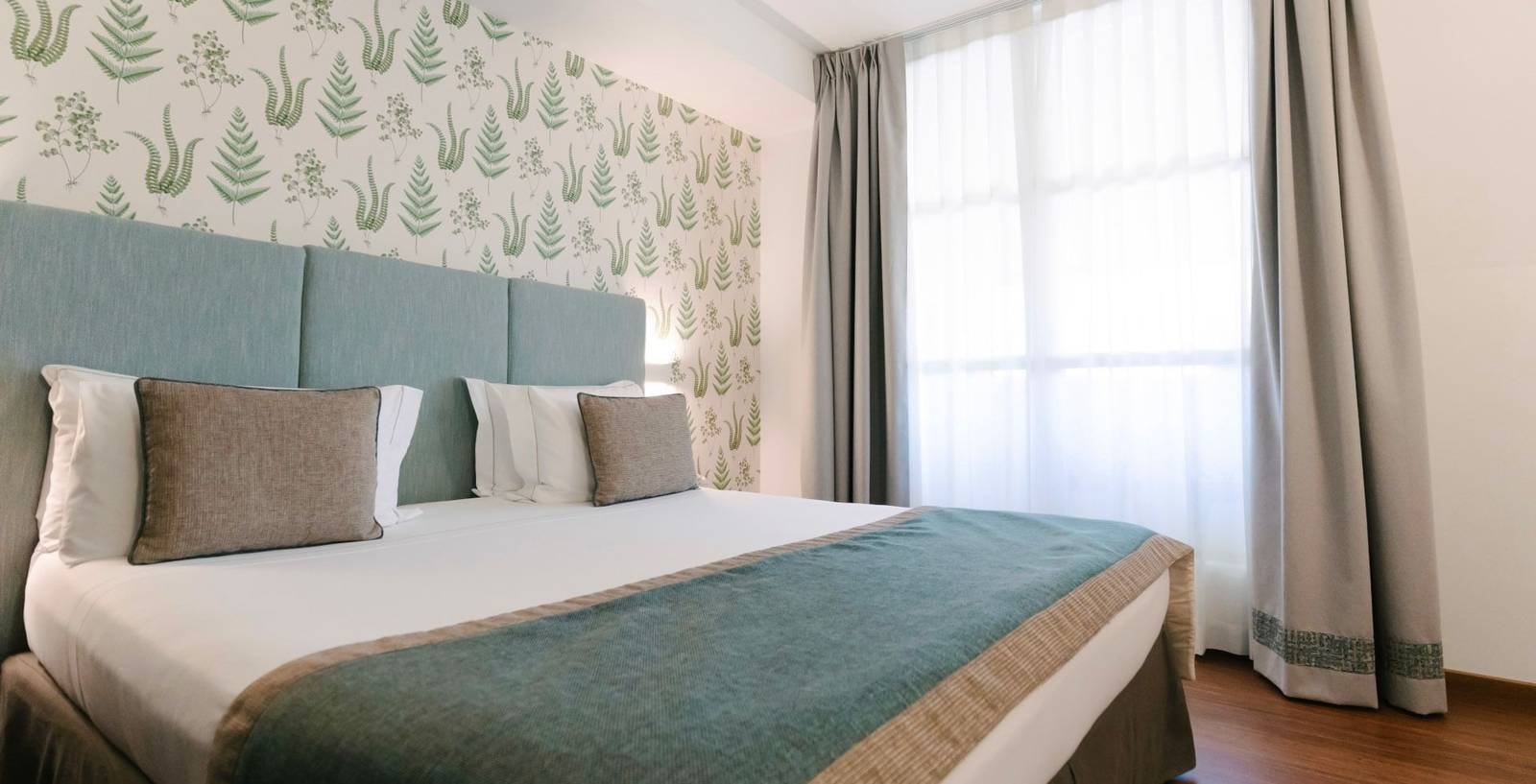 Grand Hotel Portovenere Studio Botanicus 植物圖案壁紙與雙人床