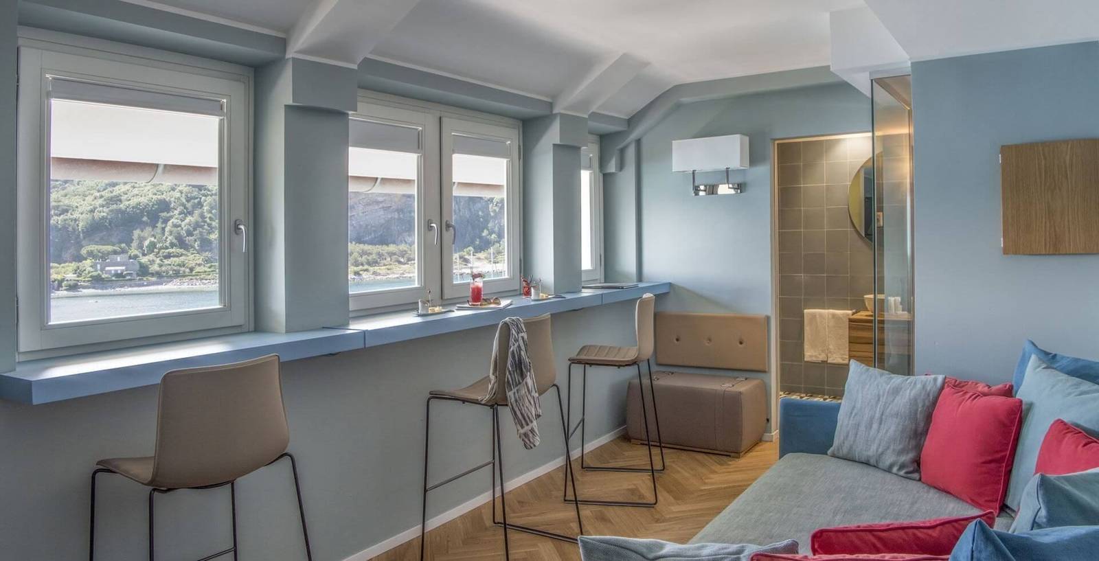 Grand Hotel Portovenere Suite dei Poeti 整排橫窗與起居區