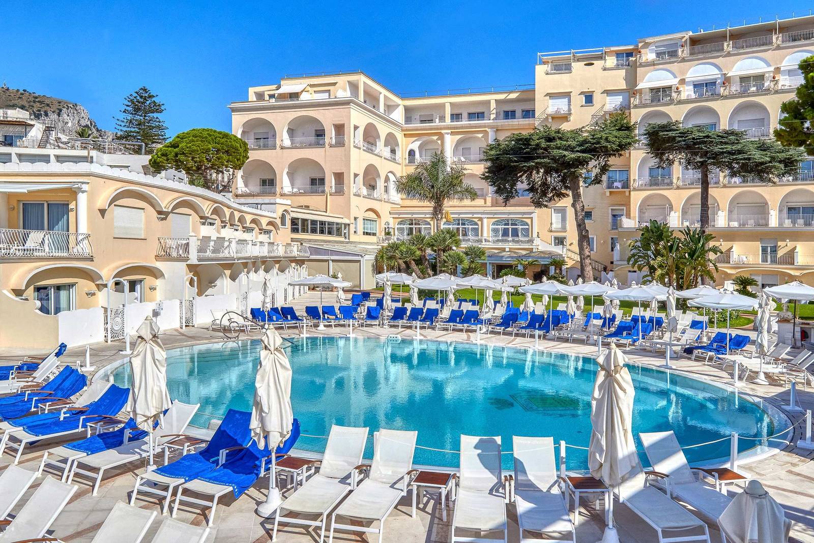 卡布里島 Grand Hotel Quisisana 戶外泳池與酒店建築全景