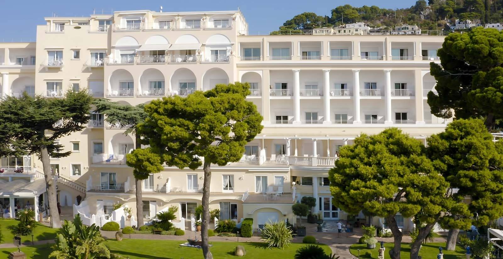 Grand Hotel Quisisana 白色建築立面與前庭花園
