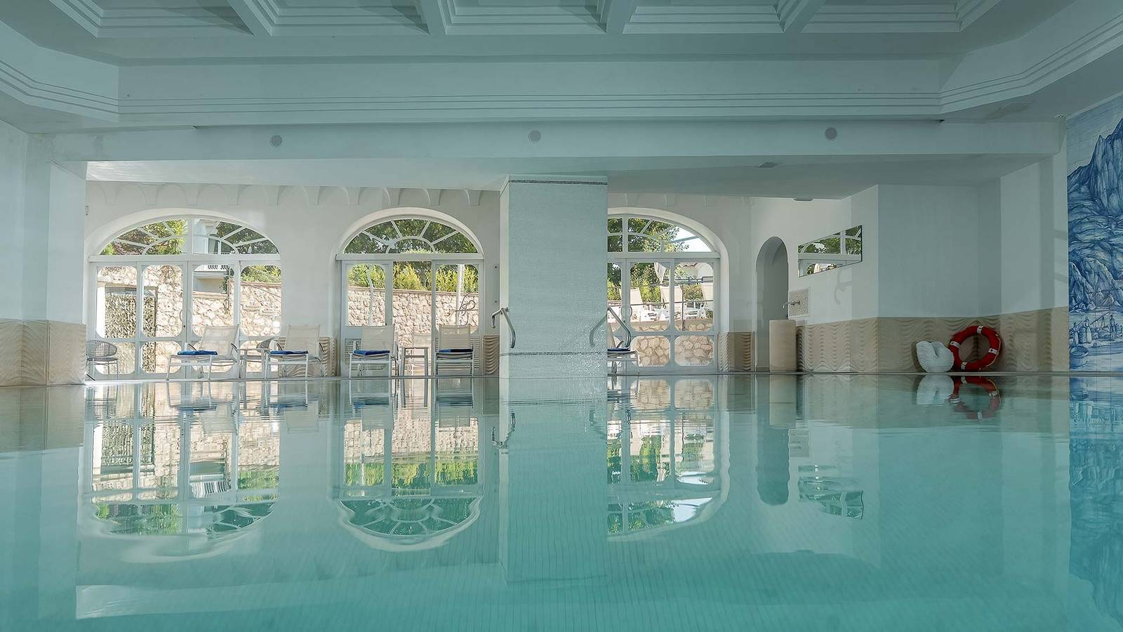 Grand Hotel Quisisana Spa 拱窗旁的室內泳池