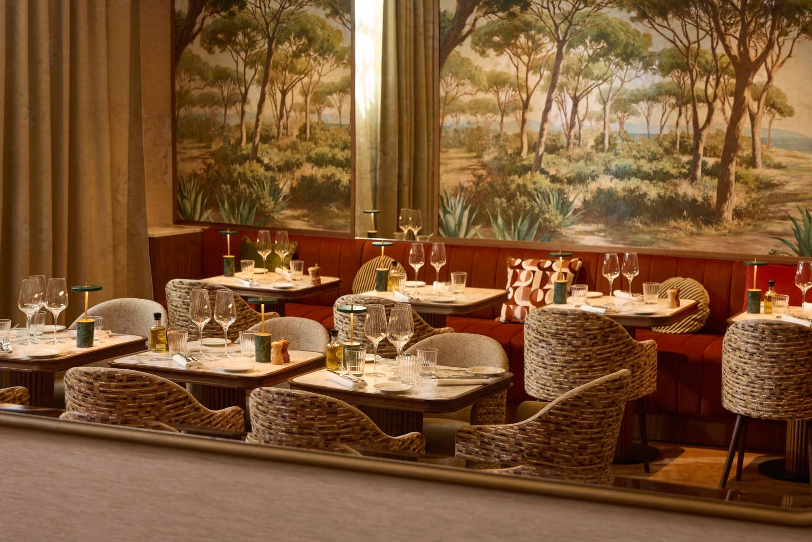 艾克斯 Grand Hôtel Roi René壁畫包廂用餐區