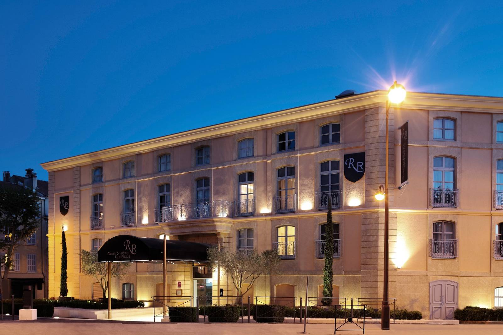 艾克斯 Grand Hôtel Roi René夜間建築外觀