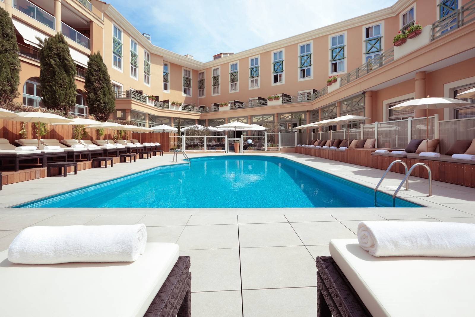艾克斯 Grand Hôtel Roi René戶外泳池與躺椅