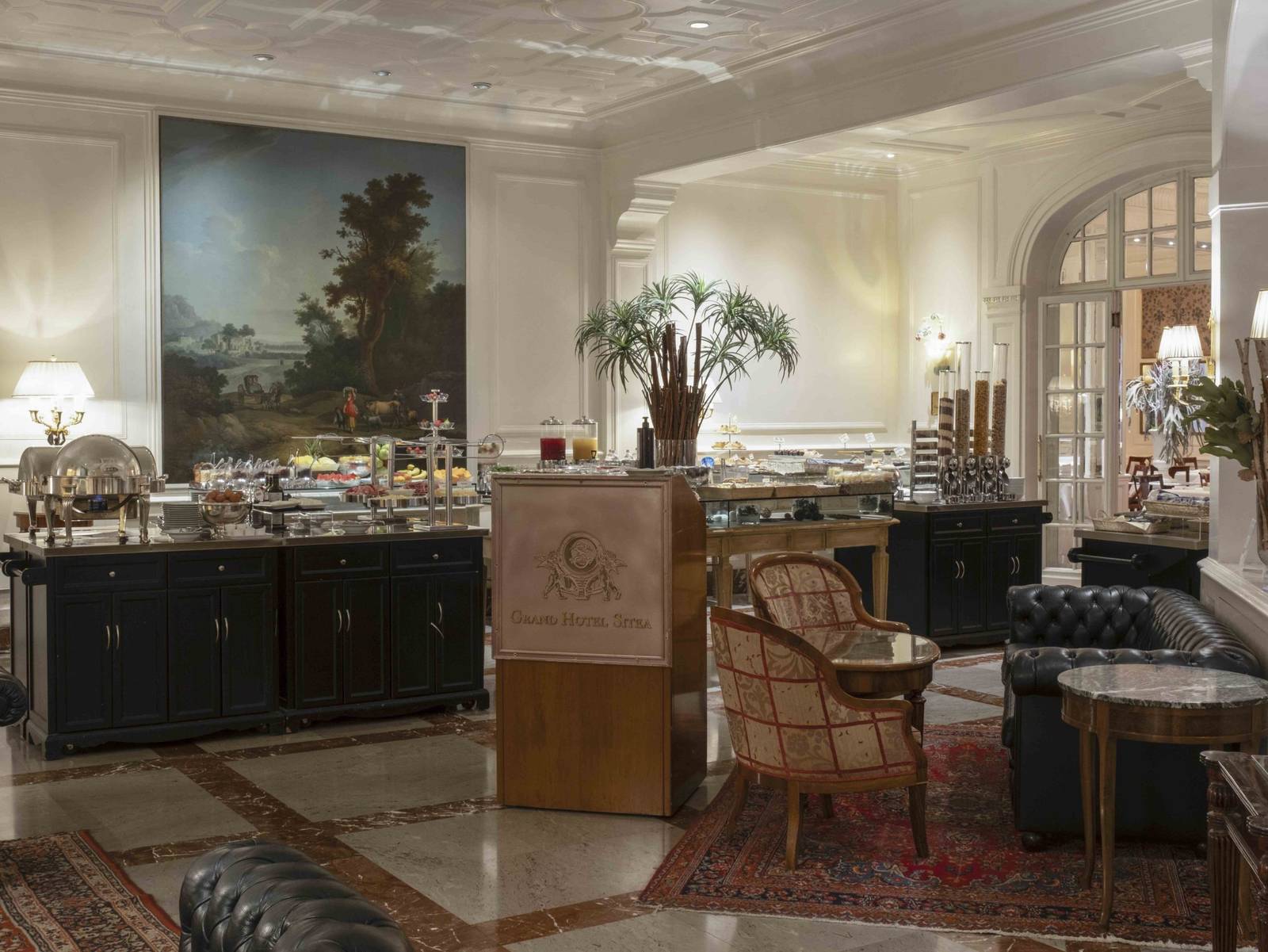 杜林 Grand Hotel Sitea 早餐室的自助餐檯與油畫