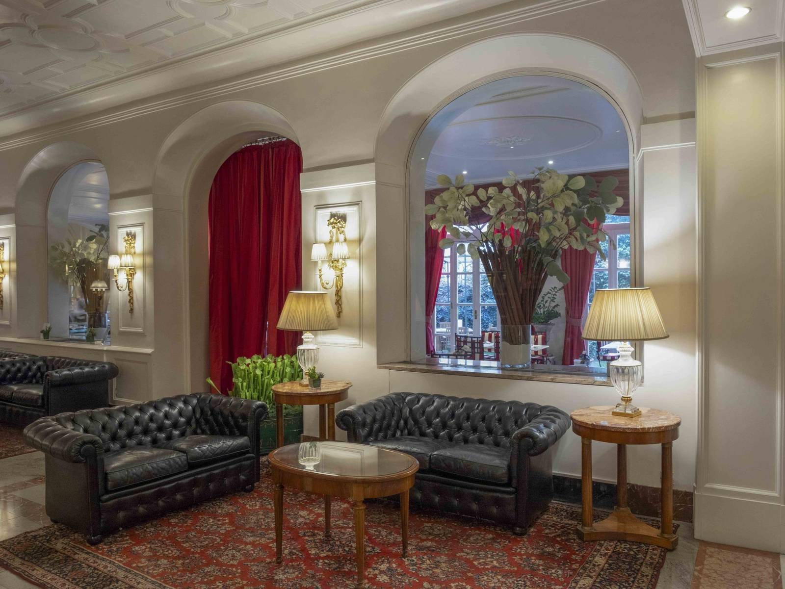 杜林 Grand Hotel Sitea 拱窗與紅色布簾旁的大廳座位