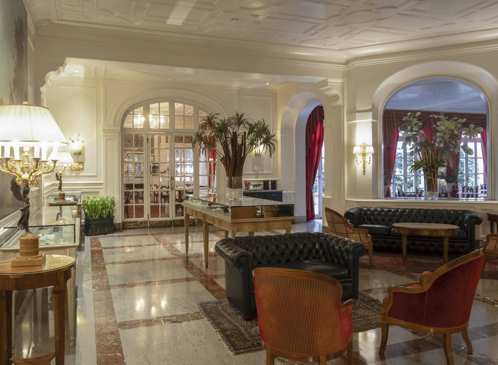 杜林 Grand Hotel Sitea 拱窗、皮沙發與大理石地板的大廳