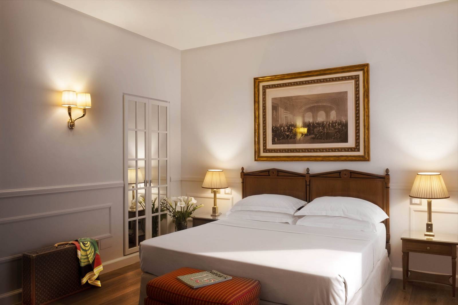 杜林 Grand Hotel Sitea Classic 客房的大床與版畫