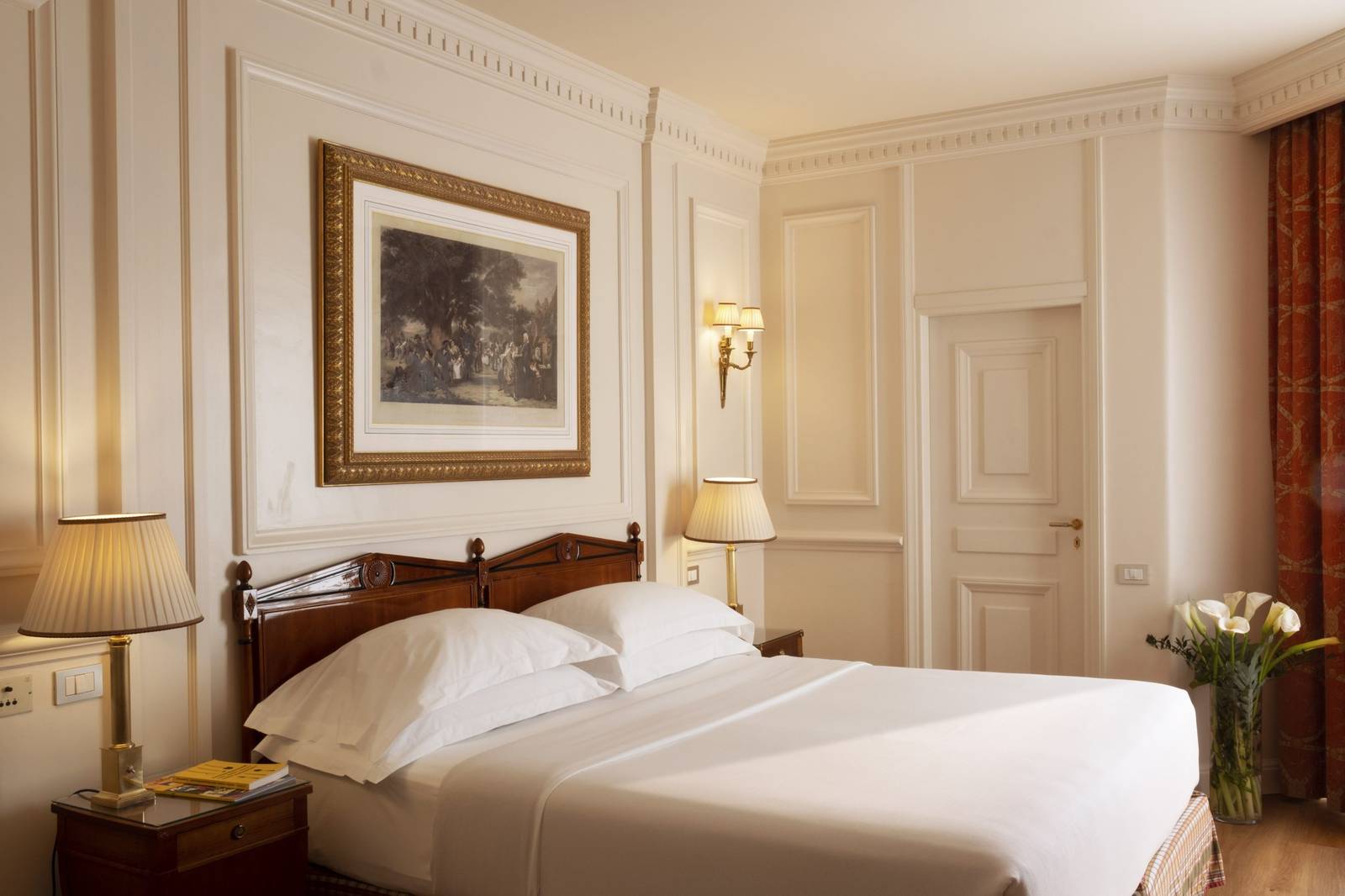 杜林 Grand Hotel Sitea Junior Suite 的大床與窗邊光線