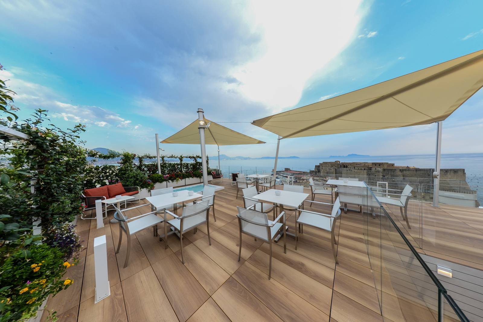 拿坡里 Grand Hotel Vesuvio Sky Lounge 遮陽傘下的露台座位