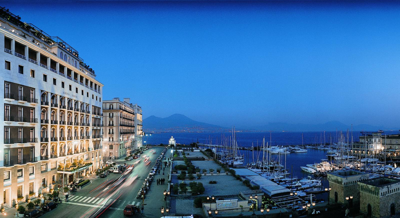 拿坡里 Grand Hotel Vesuvio 海濱大道外觀與遠方的維蘇威火山