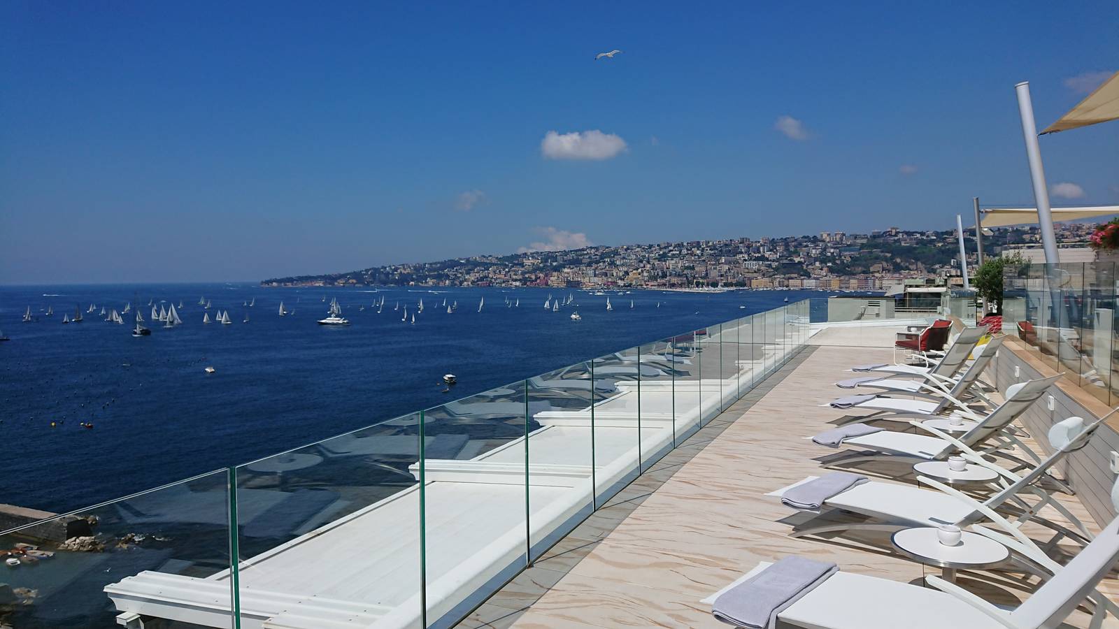 拿坡里 Grand Hotel Vesuvio 十樓 Sky Lounge 日光露台與拿坡里灣