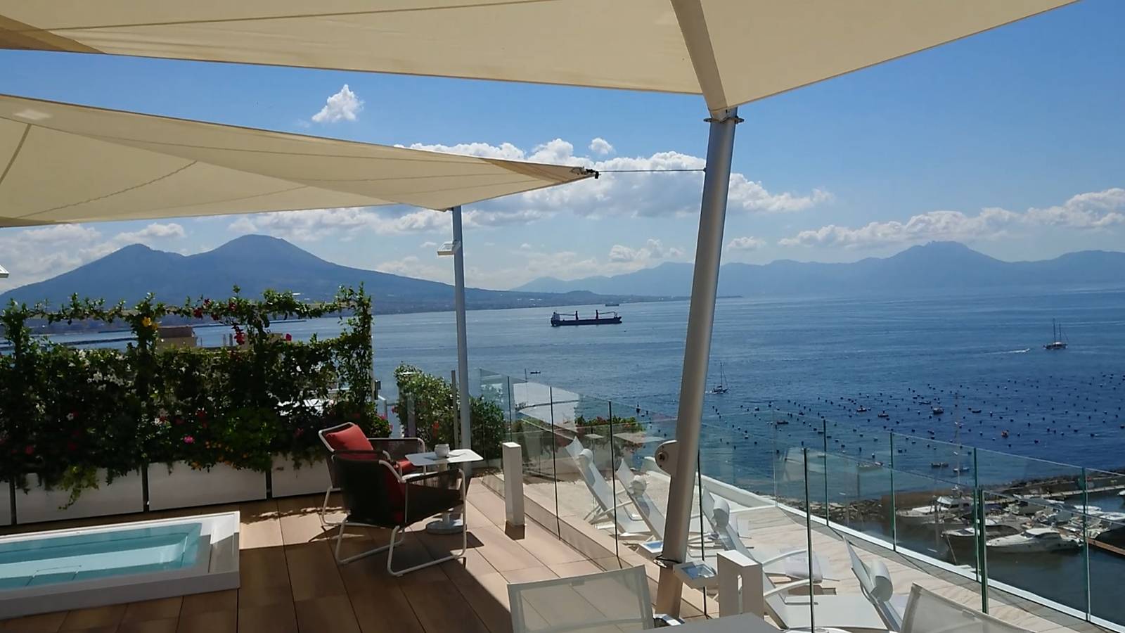 拿坡里 Grand Hotel Vesuvio 頂樓露台望向拿坡里灣與維蘇威火山