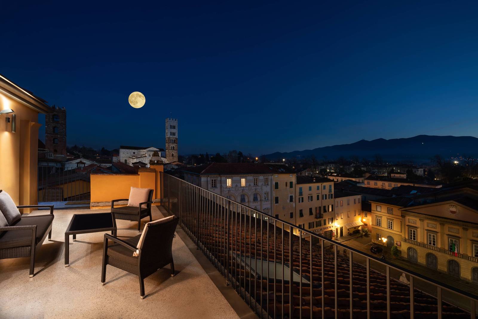 Grand Universe Lucca 頂樓露台夜景與盧卡屋頂