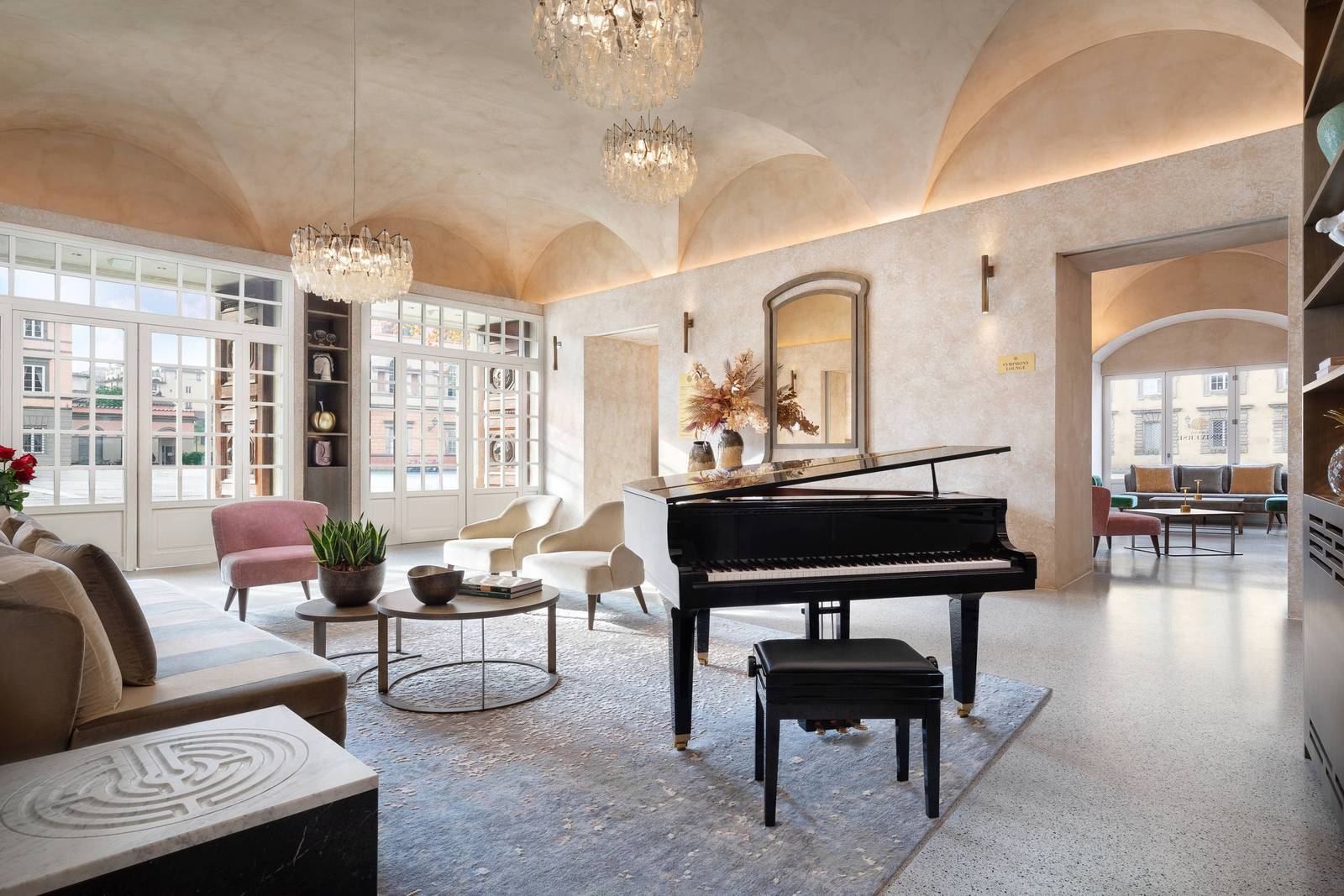 Grand Universe Lucca Symphony Lounge 拱頂、水晶燈與平台鋼琴