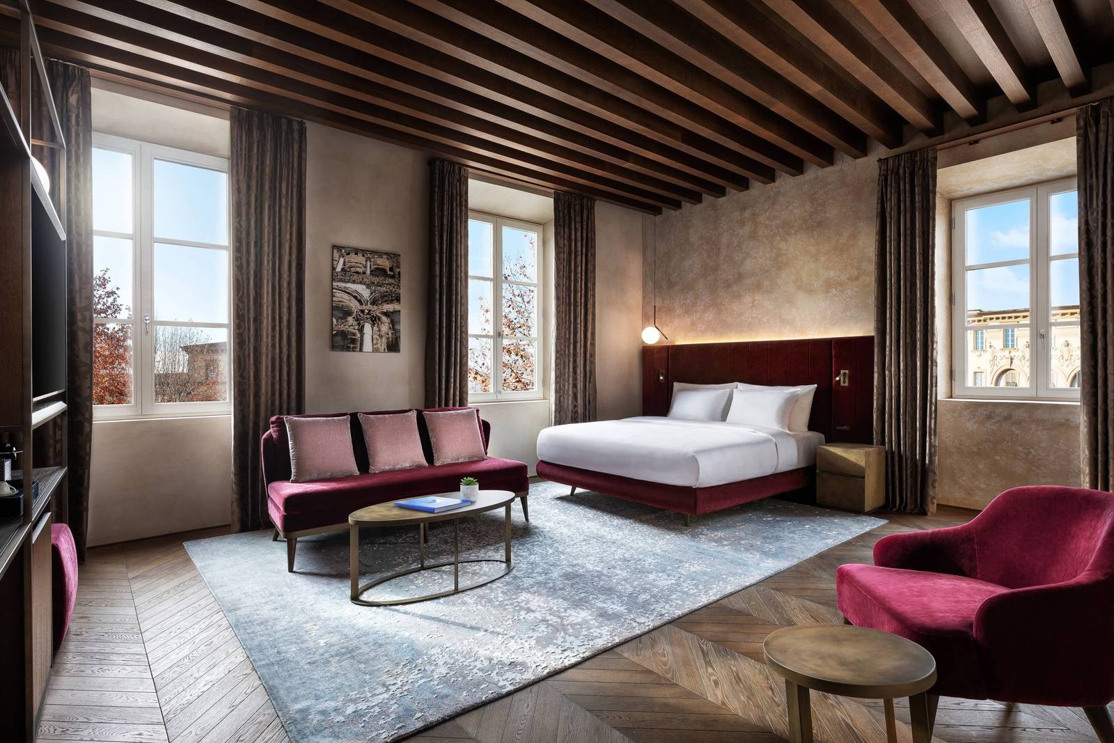 Grand Universe Lucca Aria Junior Suite 木樑天花板與起居角落