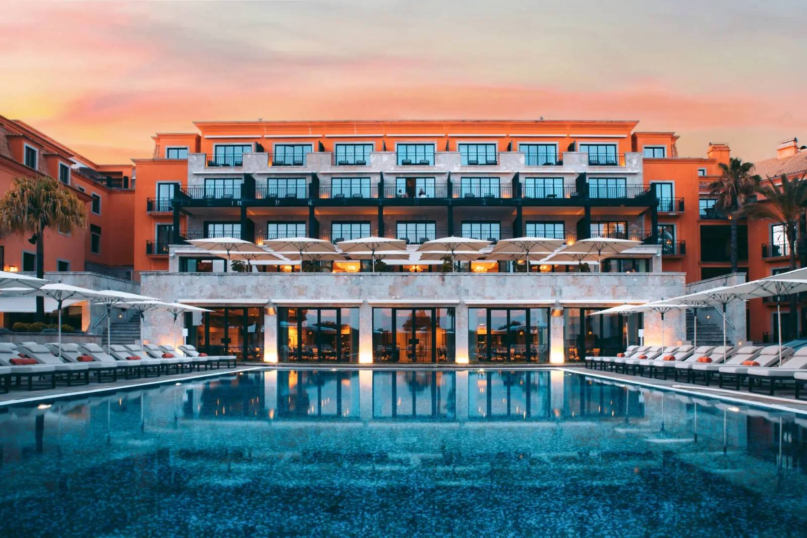 Grande Real Villa Itália 飯店黃昏時的建築立面與戶外泳池