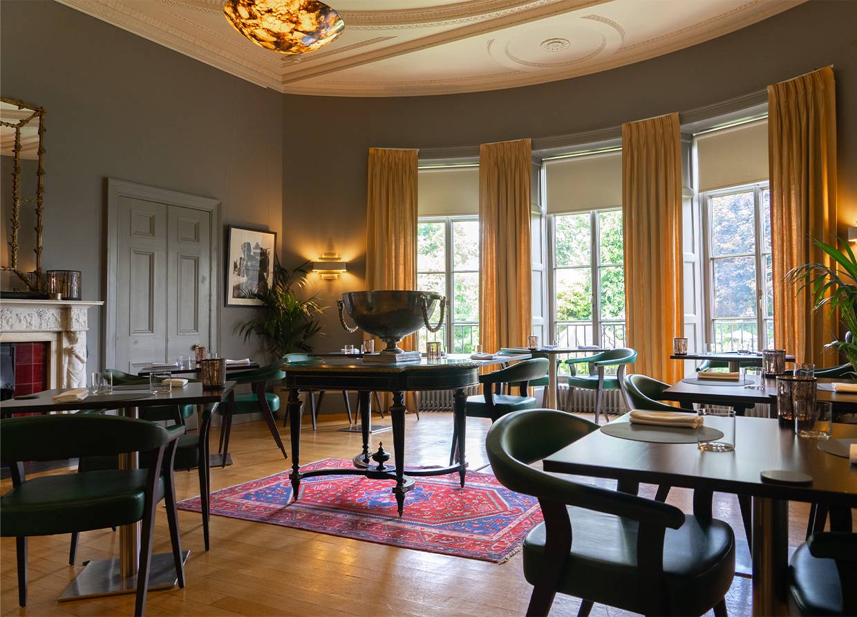 Grays Court 弧形窗的用餐室