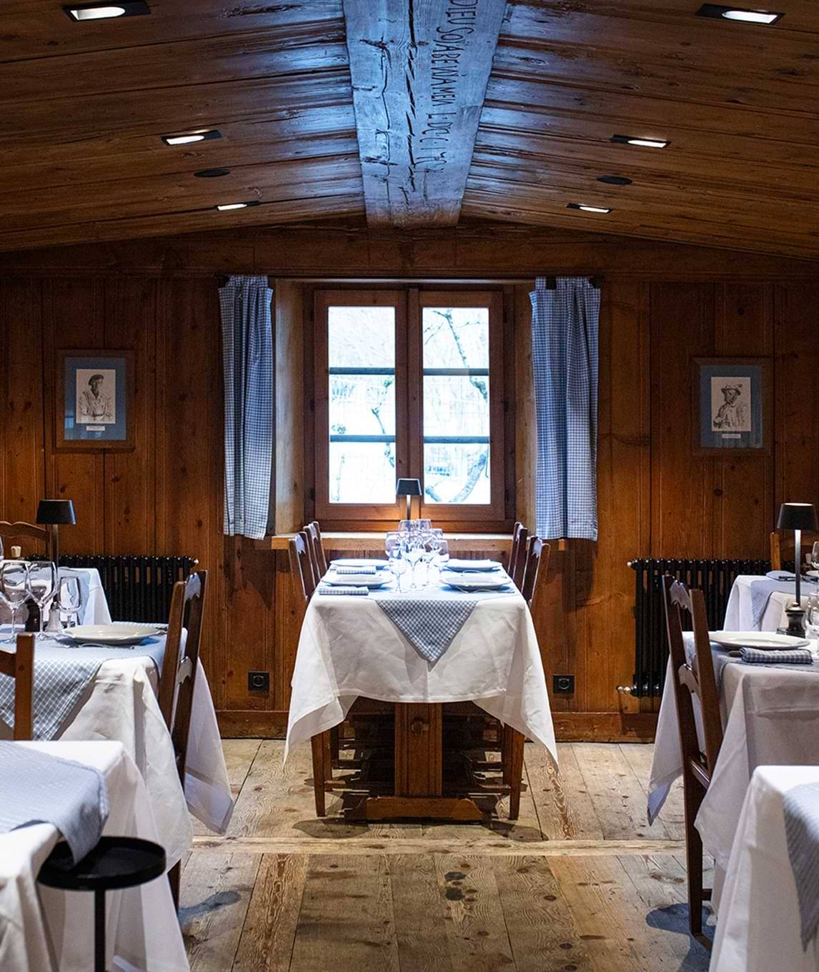 霞慕尼 Hameau Albert 1er La Maison Carrier 木造餐廳內部