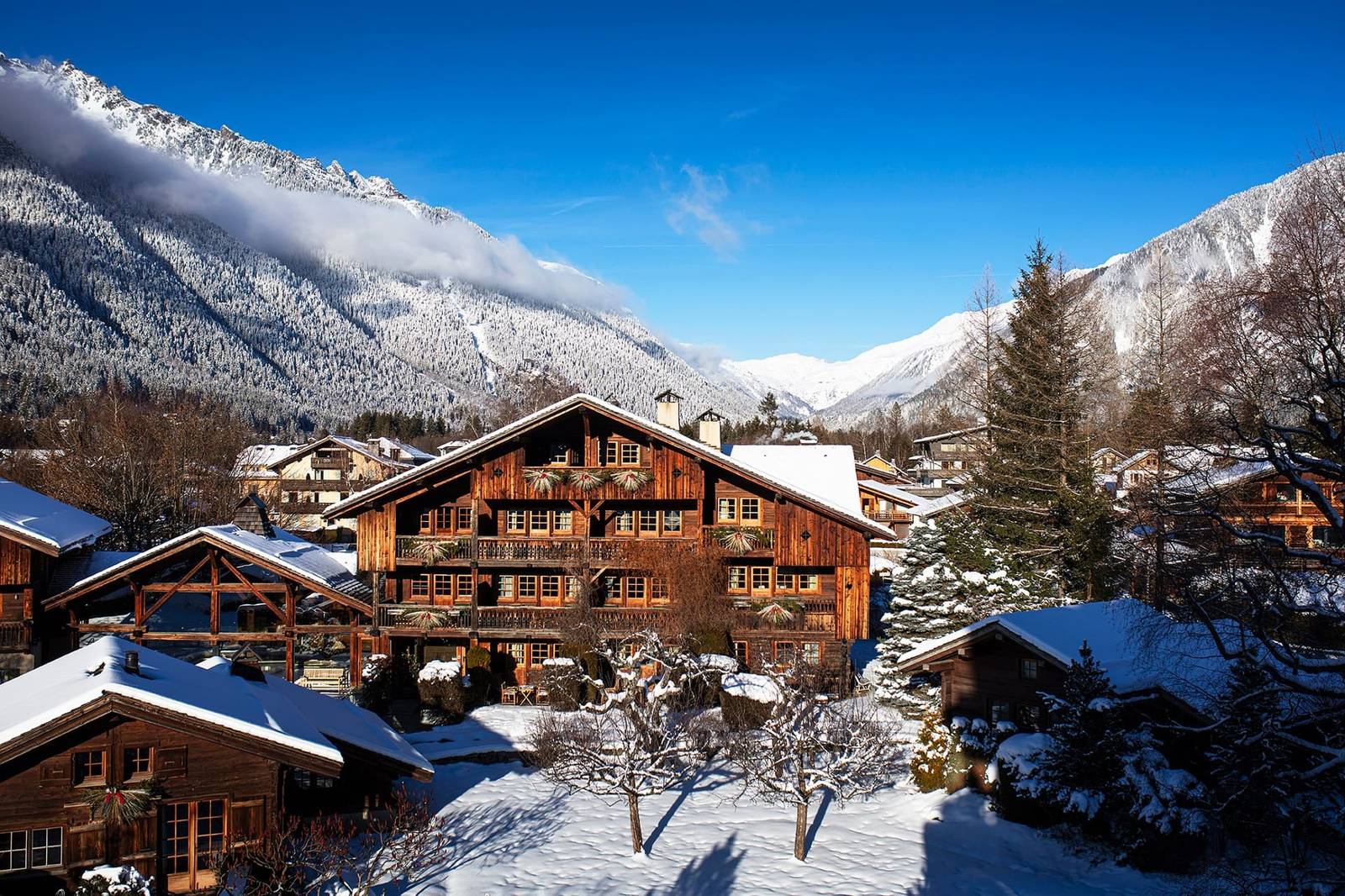 霞慕尼 Hameau Albert 1er 冬季積雪的木造農舍與庭園