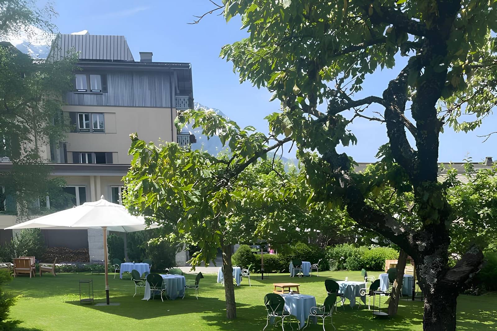 霞慕尼 Hameau Albert 1er 花園草地上的戶外餐桌與主樓