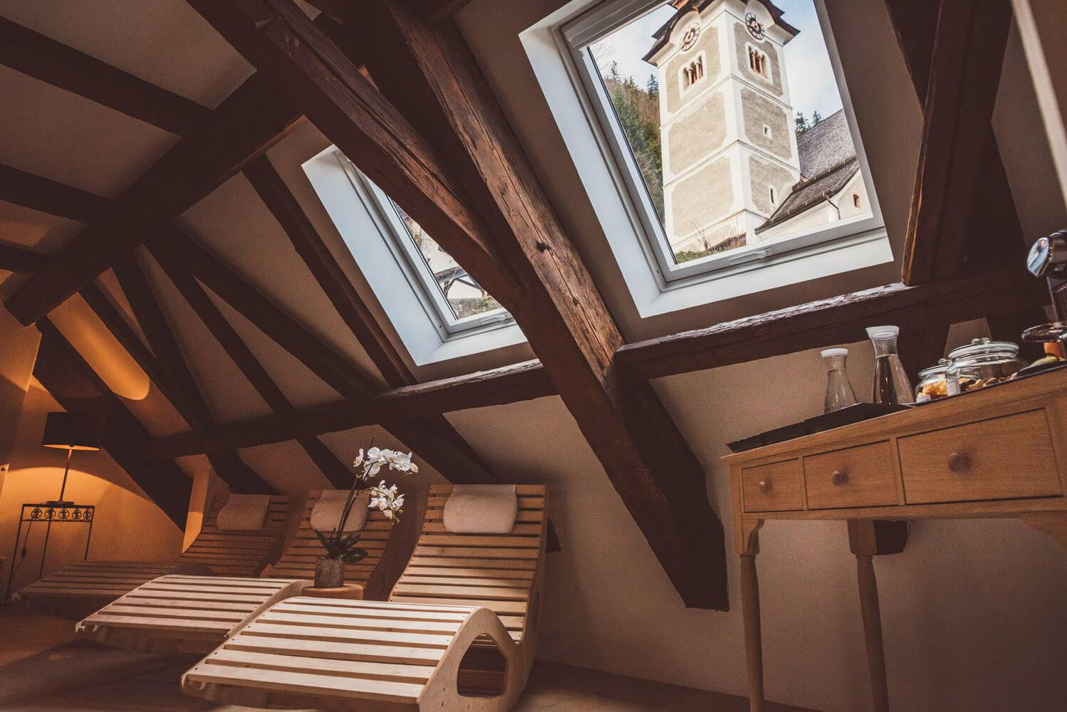 Heritage.Hotel Hallstatt 閣樓三溫暖休息區與天窗外的教堂鐘樓