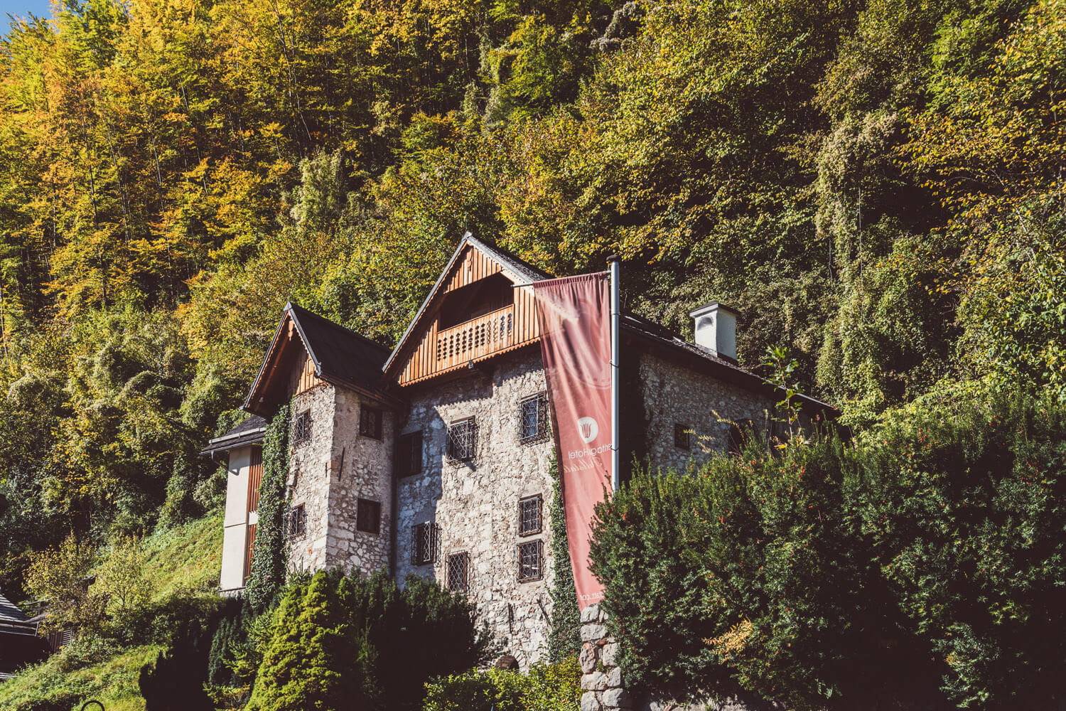 Heritage.Hotel Hallstatt Stocker 館的石砌外牆與鐵窗