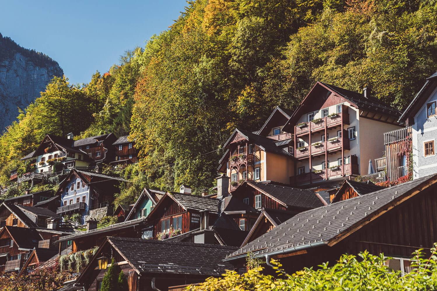 Heritage.Hotel Hallstatt Seethaler 館所在的山坡街屋