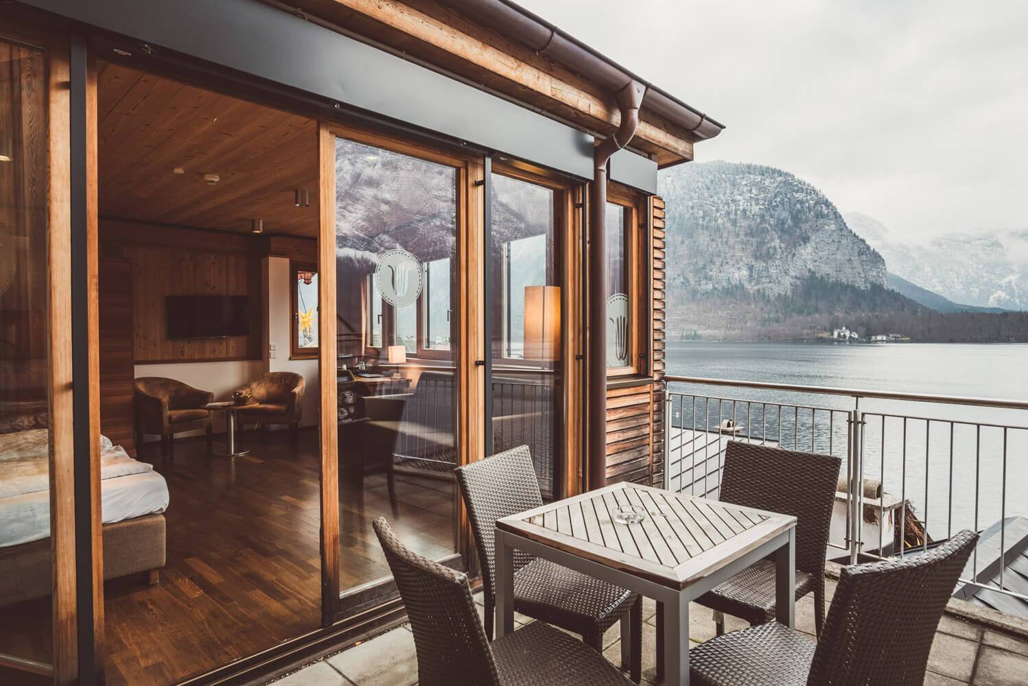 Heritage.Hotel Hallstatt Superior 客房外的湖景露台