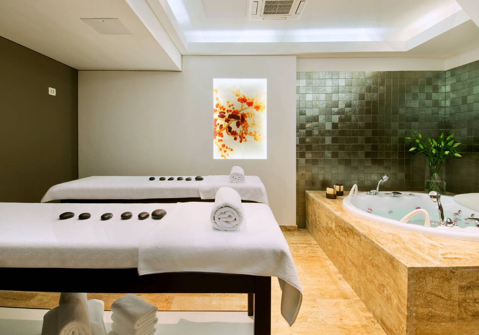 杜布羅夫尼克希爾頓帝國酒店 Spa 區的按摩床與按摩浴缸