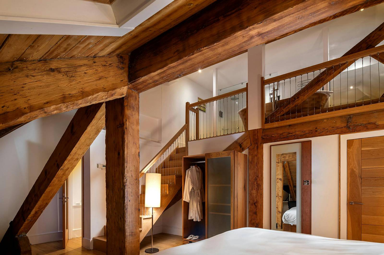 Hope Street Hotel 保留木樑與挑高屋頂的套房