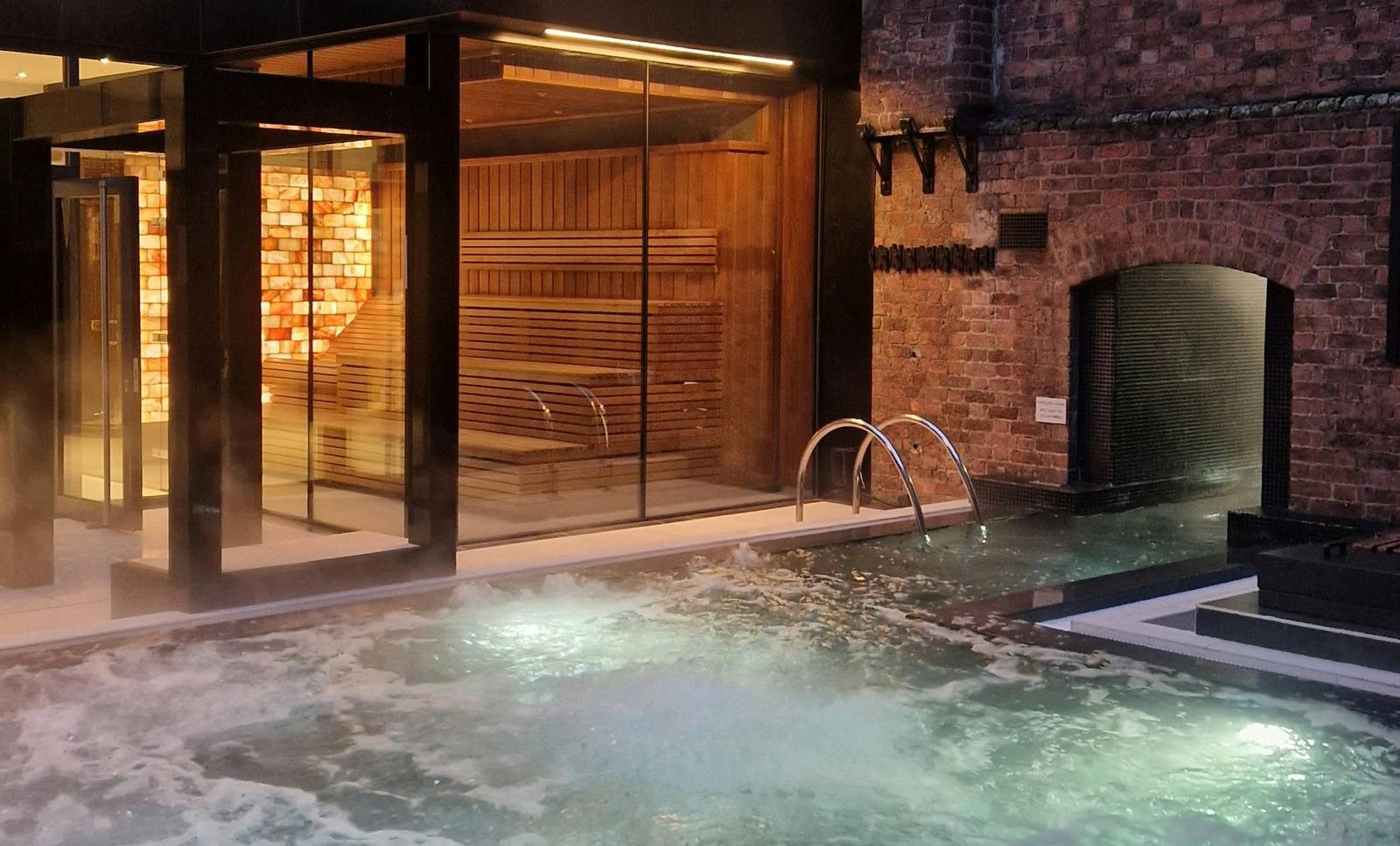 Hope Street Hotel Spa 紅磚中庭的戶外按摩池與三溫暖
