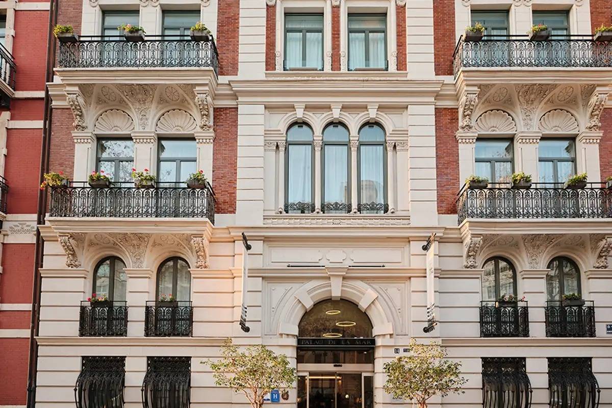瓦倫西亞 Hospes Palau de la Mar 紅白相間的宅邸立面與鐵製陽台
