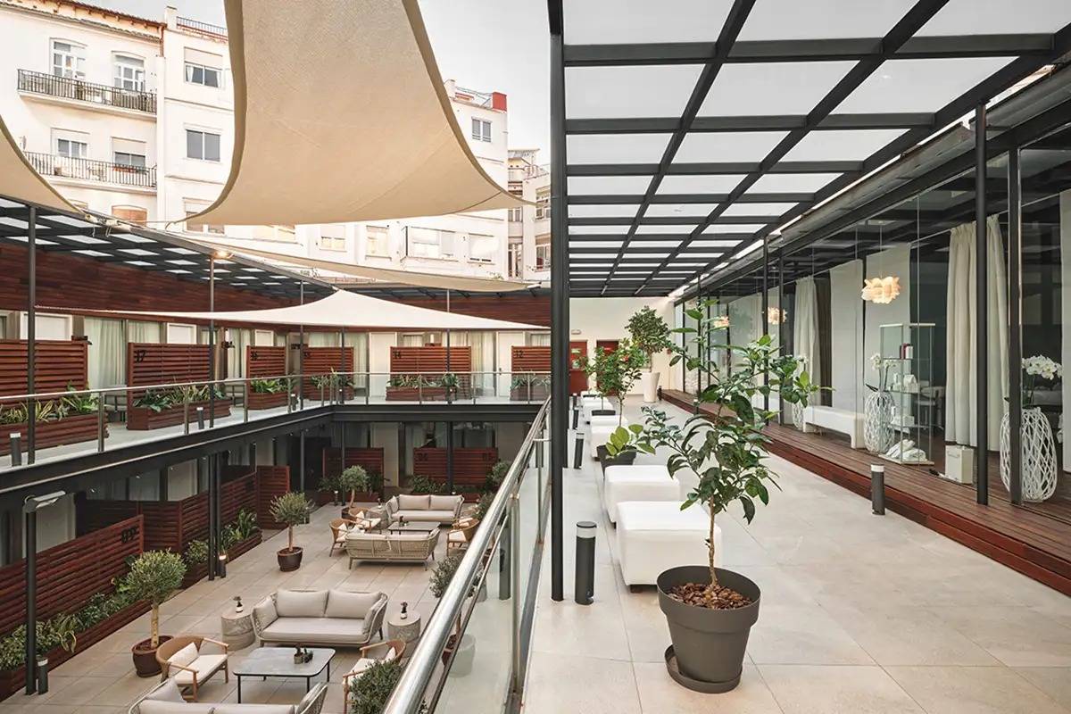 瓦倫西亞 Hospes Palau de la Mar 遮陽帆與綠植圍繞的中庭花園