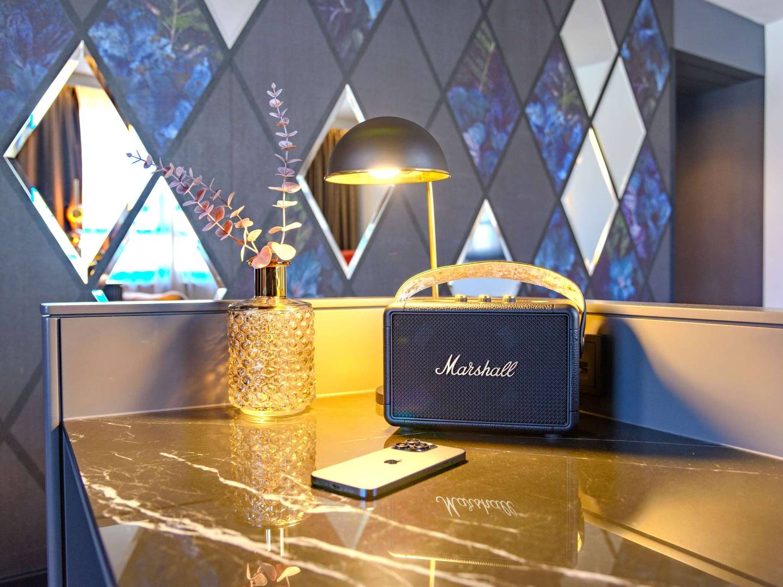 Hotel Am Konzerthaus 客房書桌上的 Marshall 喇叭