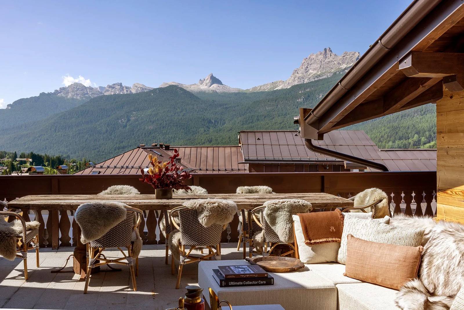 Ancora Cortina 露台餐桌望向多洛米蒂山景
