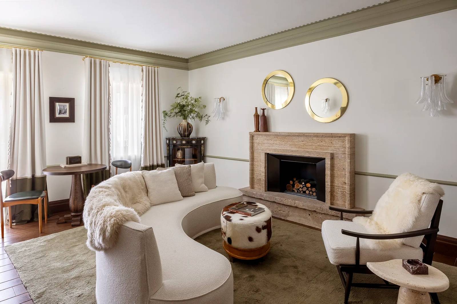 Ancora Cortina Grand Suite 壁爐起居區