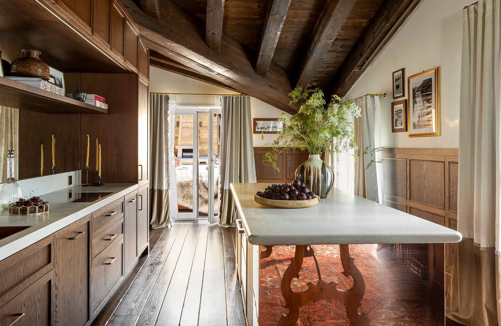 Ancora Cortina Ancora Suite 木樑廚房與餐桌