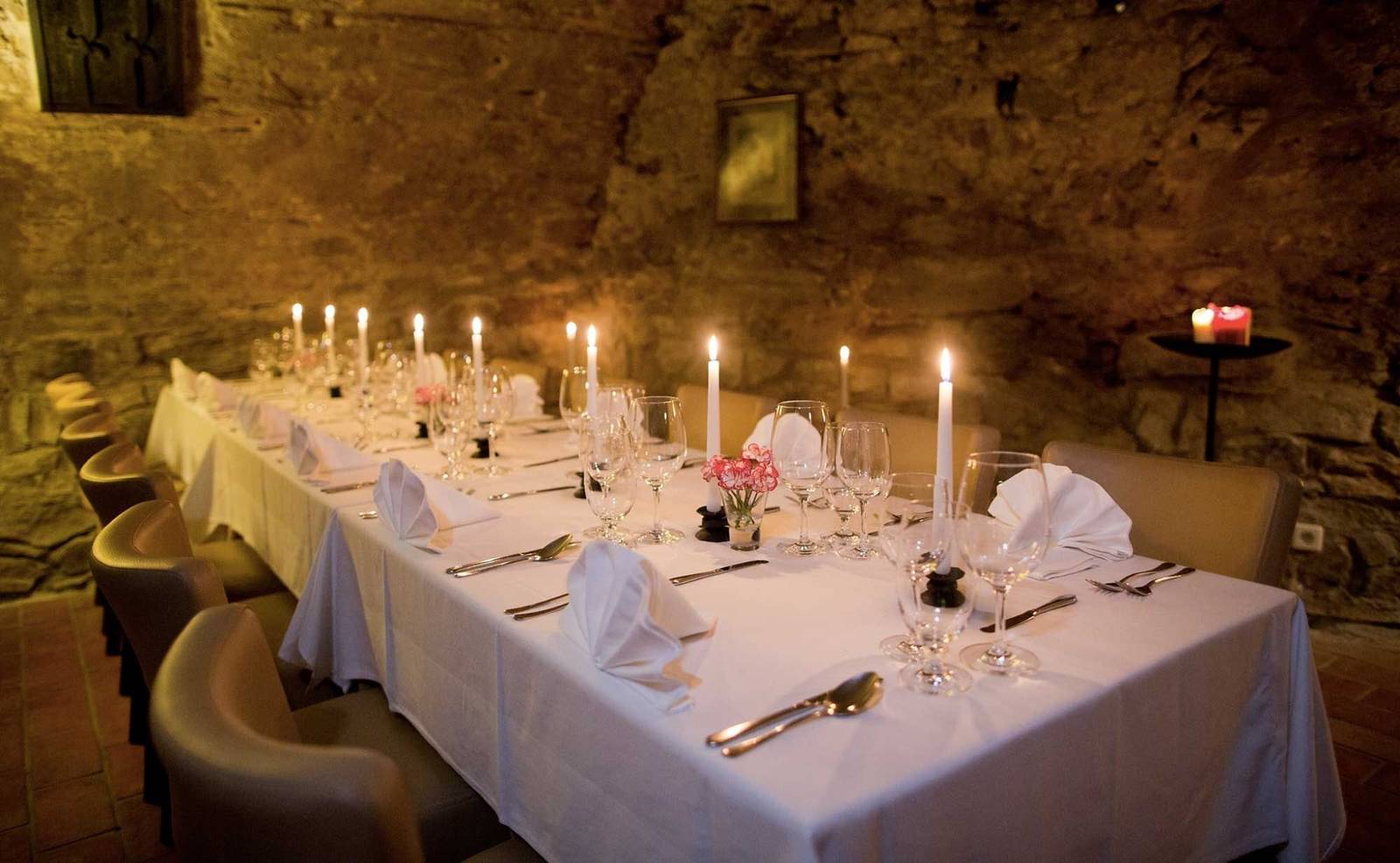 Hotel Bellevue Český Krumlov 歷史酒窖燭光長桌