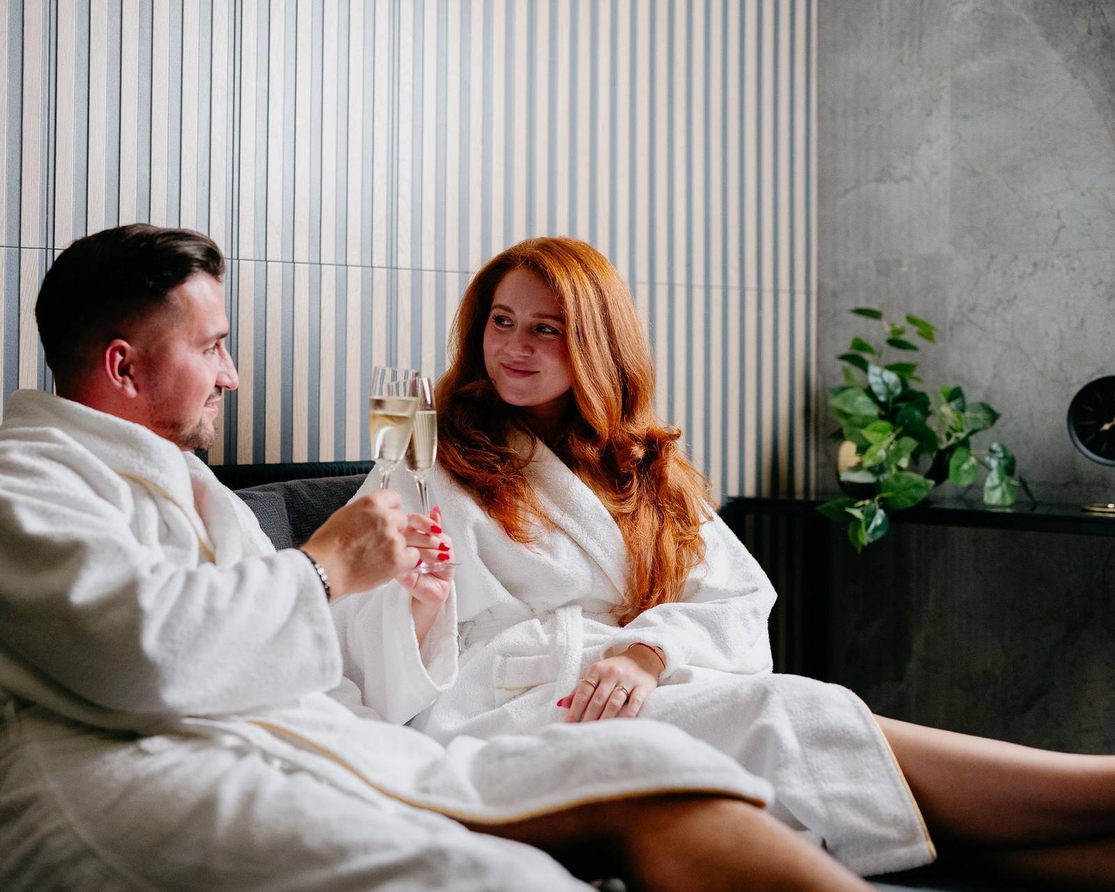 Hotel Bellevue Český Krumlov 三溫暖休息區的浴袍住客與飲品