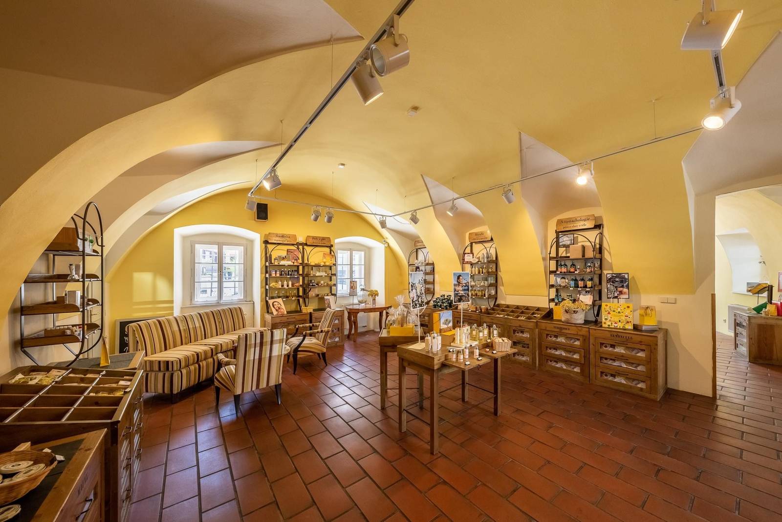 Hotel Bellevue Český Krumlov 拱頂下的飯店商店