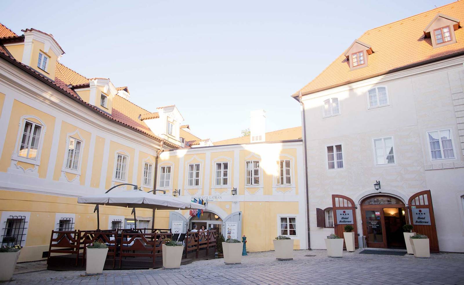 Hotel Bellevue Český Krumlov 入口與門前露天座位