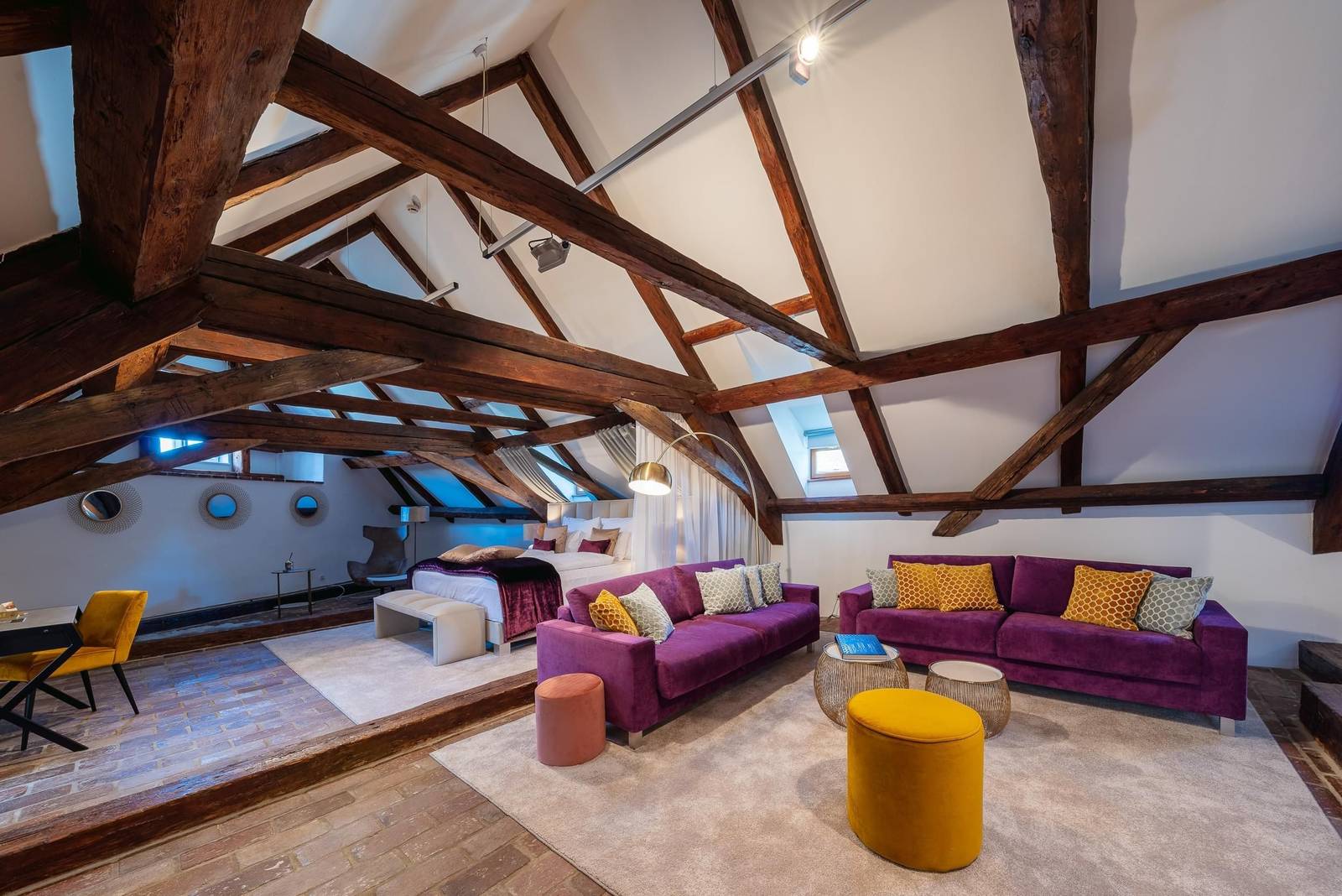 Hotel Bellevue Český Krumlov 木樑閣樓套房