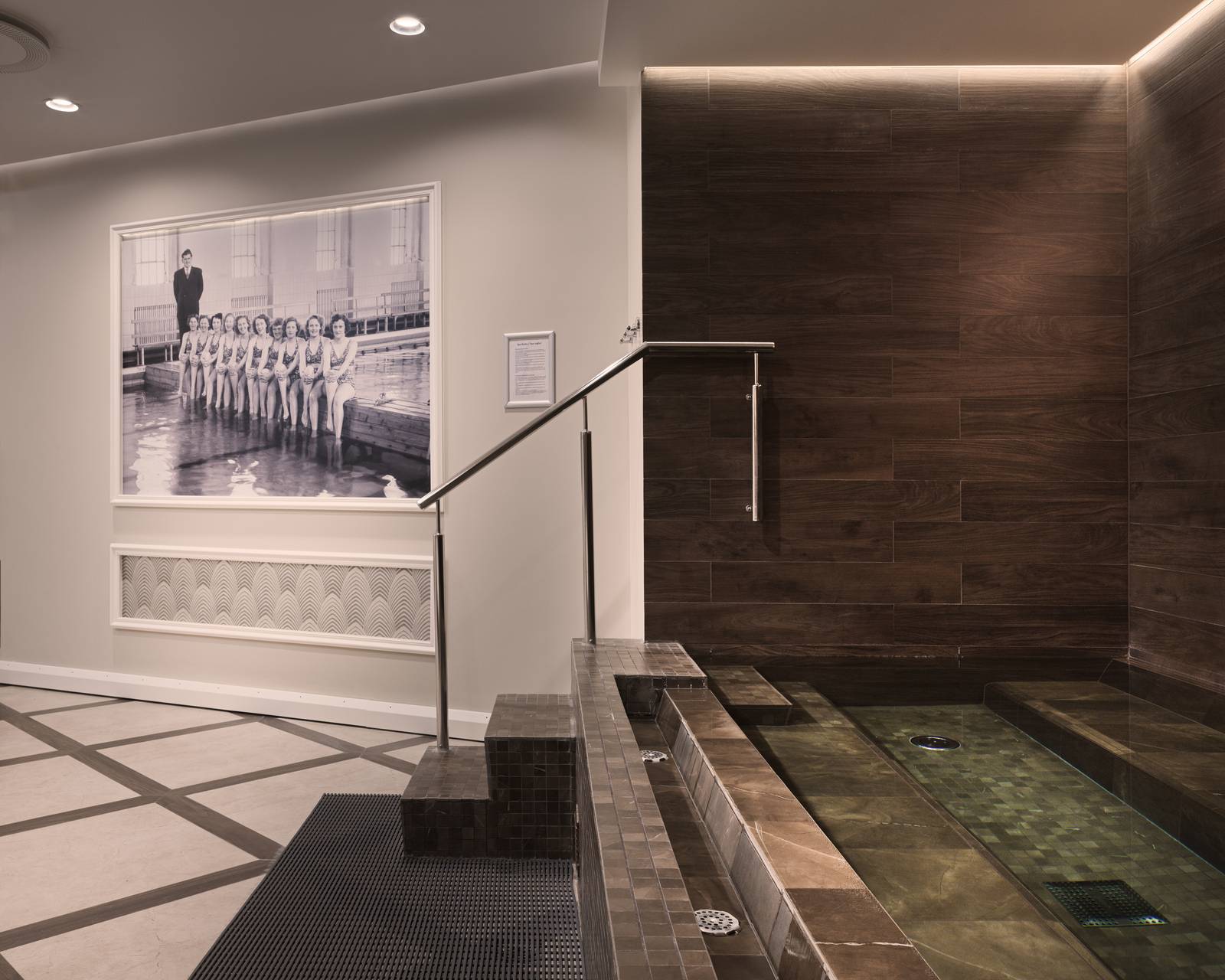 雷克雅維克 Hotel Borg Borg Spa 的浸泡池與牆上的黑白老照片