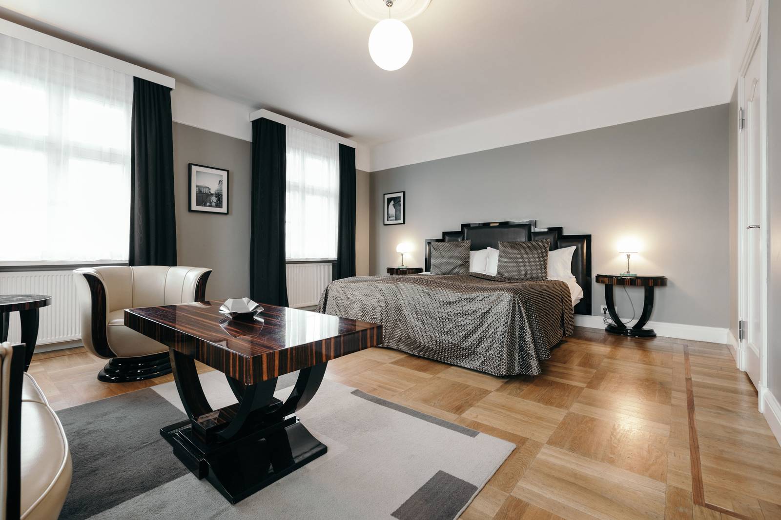 雷克雅維克 Hotel Borg Deluxe 客房的 Art Deco 茶几、沙發與大床